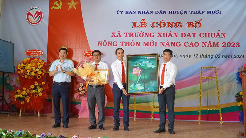 Chủ tịch Ủy ban nhân dân tỉnh Đồng Tháp Phạm Thiện Nghĩa trao quyết định công nhận xã nông thôn mới nâng cao. (Ảnh: HỮU NGHĨA)