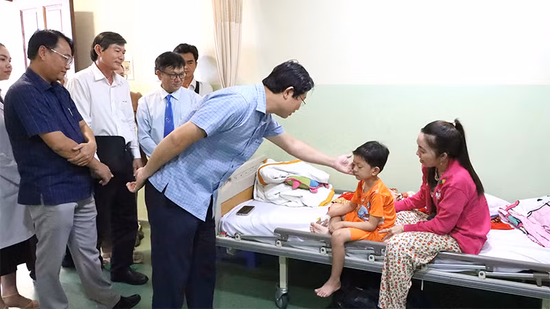 Phó Chủ tịch Ủy ban nhân dân tỉnh Đồng Tháp Huỳnh Minh Tuấn cùng lãnh đạo thành phố Hồng Ngự và các đơn vị liên quan thăm hỏi sức khỏe bệnh nhân vụ nghi ngộ độc.