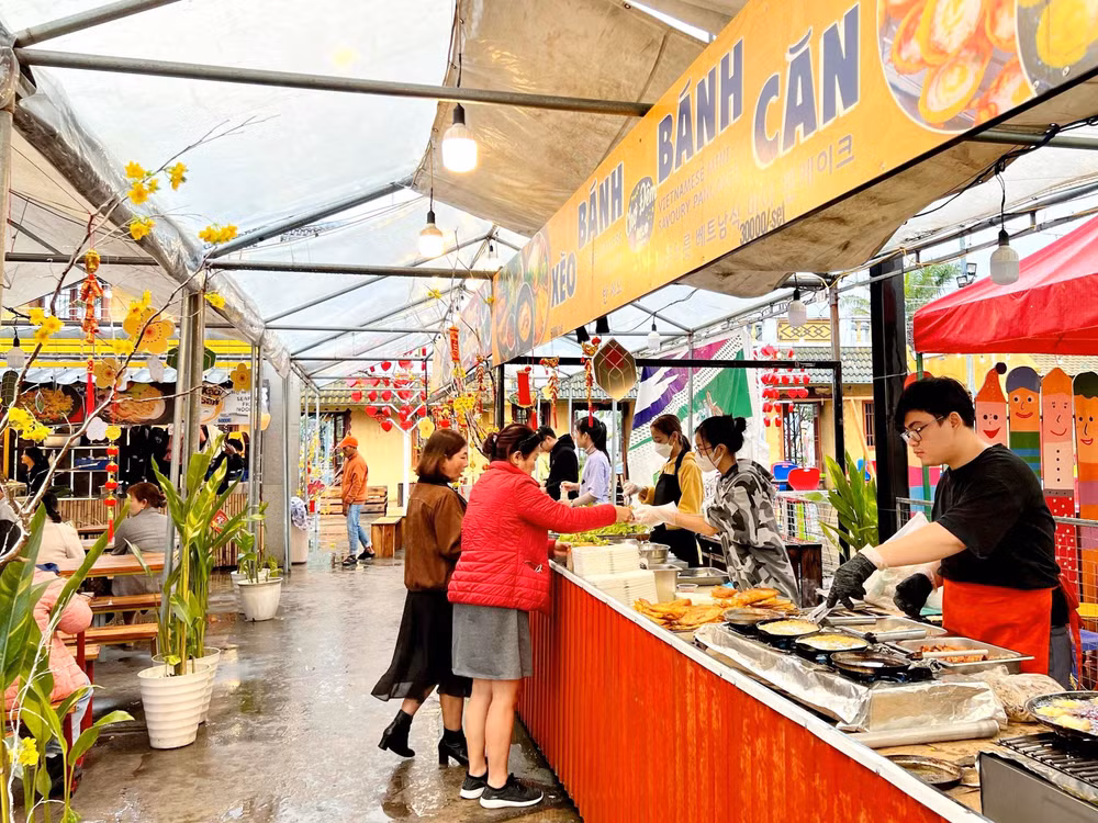 Khách du lịch trải nghiệm tại khu ẩm thực Helio (Đà Nẵng) trong dịp Tết Nguyên đán Quý Mão 2023.