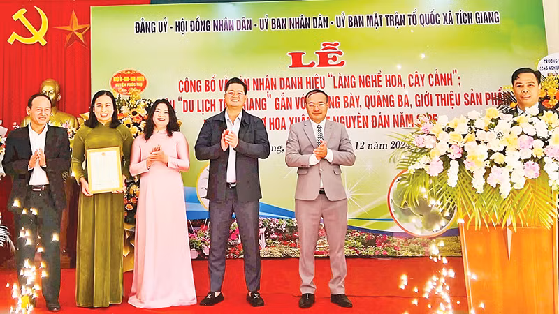 Đại diện xã Tích Giang, huyện Phúc Thọ đón nhận danh hiệu Làng nghề hoa, cây cảnh.