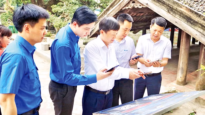 Trải nghiệm số hóa di tích tại di tích chùa Thầy (huyện Quốc Oai).