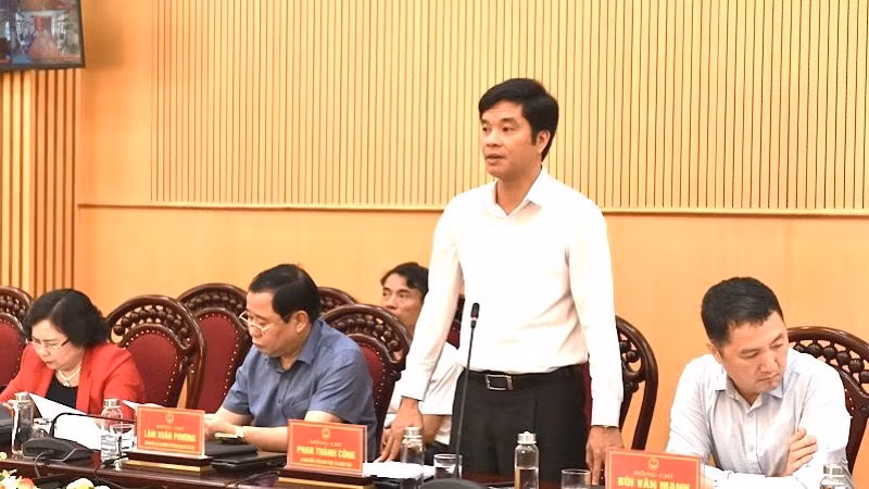 Giám đốc Sở Giáo dục và Đào tạo Ninh Bình Phan Thành Công trả lời các câu hỏi liên quan. (Ảnh: XUÂN TRƯỜNG)