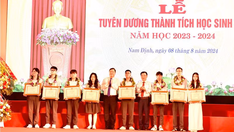 Các đồng chí lãnh đạo tỉnh Nam Định tặng Bằng khen cho học sinh đoạt giải nhất kỳ thi chọn học sinh giỏi Quốc gia năm học 2023-2024 và học sinh thủ khoa toàn quốc tổ hợp khối C00 kỳ thi tốt nghiệp Trung học phổ thông năm 2024.