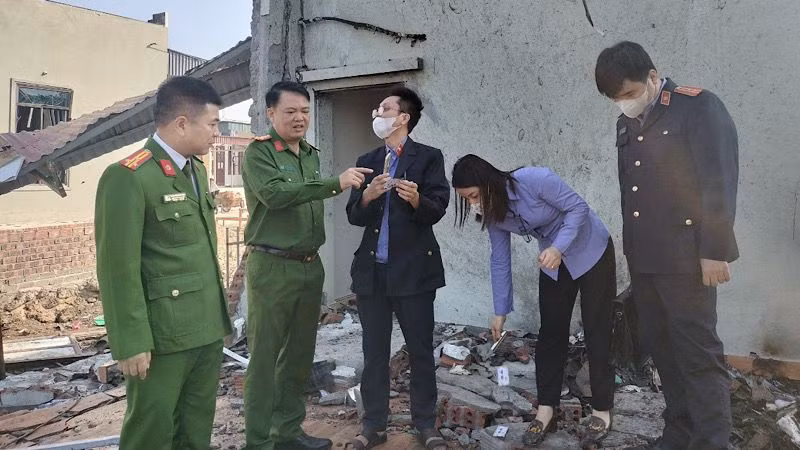 Lực lượng chức năng khám nghiệm hiện trường vụ cháy nổ. (Ảnh: VĂN LÚA)
