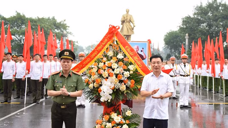 Đồng chí Phạm Đình Nghị, Chủ tịch Ủy ban nhân dân tỉnh Nam Định tặng hoa chúc mừng hội thi. Đồng chí Phạm Đình Nghị, Chủ tịch Ủy ban nhân dân tỉnh Nam Định tặng hoa chúc mừng hội thi.