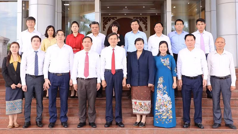 Đồng chí Vi-La-Vone Phăn-Tha-Vông, Ủy viên Thường trực, Phó Trưởng Ban Tuyên huấn Trung ương Đảng Nhân dân Cách mạng Lào và Đoàn đại biểu Tạp chí A-lun-may, cùng các đồng chí lãnh đạo tỉnh Ninh Bình. (Ảnh: ĐỨC LAM)