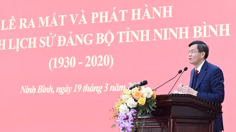 Đồng chí Đoàn Minh Huấn, Ủy viên Trung ương Đảng, Bí thư Tỉnh ủy Ninh Bình phát biểu tại Lễ ra mắt bộ sách. (Ảnh: XUÂN TRƯỜNG) Đồng chí Đoàn Minh Huấn, Ủy viên Trung ương Đảng, Bí thư Tỉnh ủy Ninh Bình phát biểu tại Lễ ra mắt bộ sách. (Ảnh: XUÂN TRƯỜNG)
