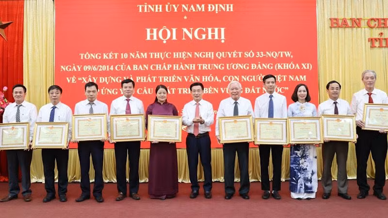 Đồng chí Phạm Đình Nghị, Chủ tịch Ủy ban nhân dân tỉnh Nam Định trao bằng khen cho các tập thể.