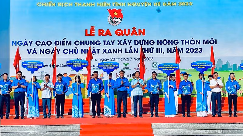 Ra mắt đội hình Trí thức trẻ tình nguyện tham gia xây dựng nông thôn mới. (Ảnh: XUÂN TRƯỜNG)