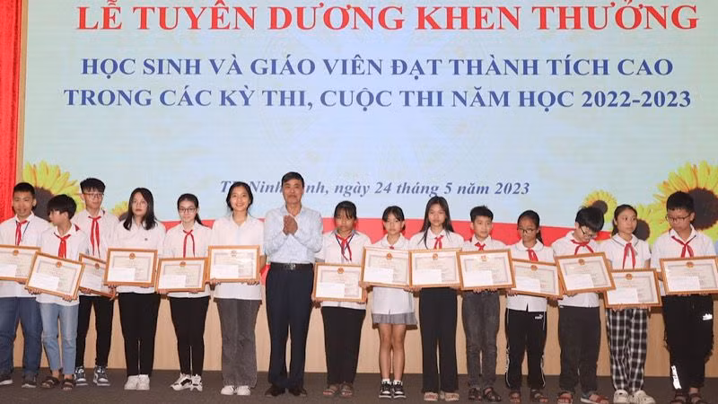 Lãnh đạo thành phố Ninh Bình khen thưởng học sinh giỏi năm học 2022-2023. (Ảnh: MINH QUANG)