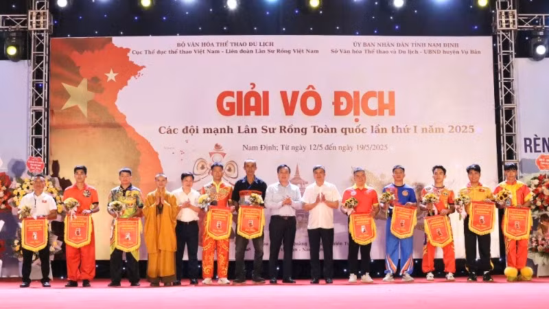 Ban tổ chức trao cờ lưu niệm cho các đội tuyển tham dự Vô địch các đội mạnh lân-sư-rồng toàn quốc lần thứ nhất, năm 2025.