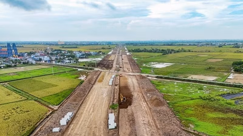 Tuyến đường mới Nam Định-Lạc Quần-Đường bộ ven biển đang được thi công. Tuyến đường mới Nam Định-Lạc Quần-Đường bộ ven biển đang được thi công.