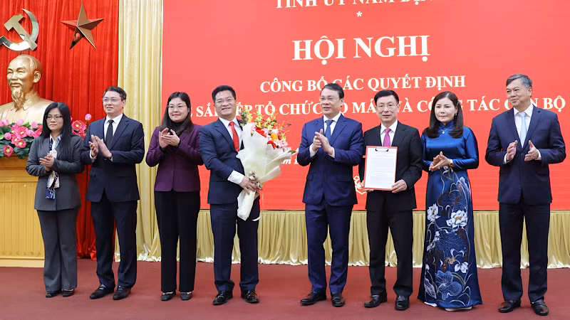 Đồng chí Bí thư Tỉnh ủy Nam Định Đặng Khánh Toàn trao Quyết định thành lập Đảng bộ Ủy ban nhân dân tỉnh Nam Định.