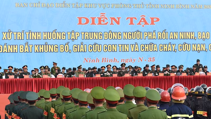Các đại biểu và lực lượng tham dự diễn tập xử trí tình huống tập trung đông người phá rối an ninh trật tự, bạo loạn, đánh bắt khủng bố, giải cứu con tin và chữa cháy, cứu nạn, cứu hộ. (Ảnh: XUÂN TRƯỜNG)
