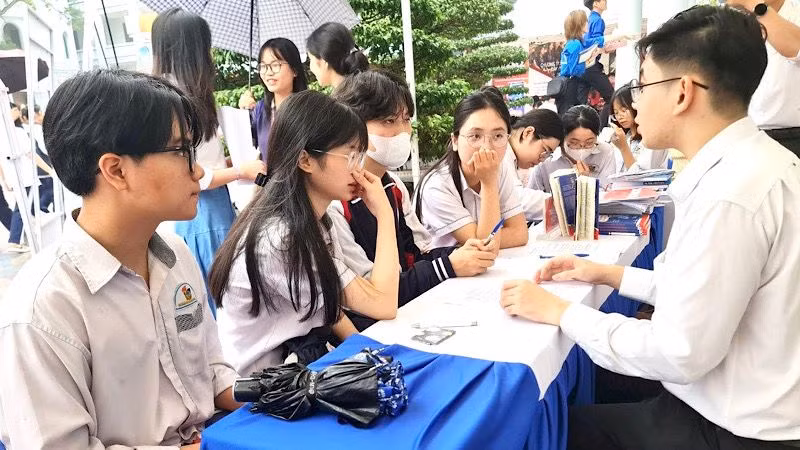 Tư vấn chọn ngành, nghề phù hợp cho học sinh trung học phổ thông trên địa bàn thành phố Nam Định, tỉnh Nam Định tại Ngày hội hướng nghiệp và tư vấn tuyển sinh năm 2024.