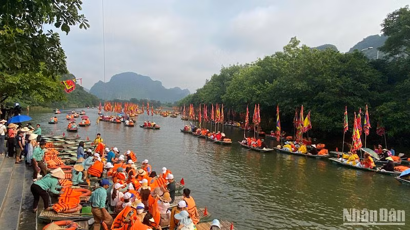 Du khách về thăm Di sản văn hóa và thiên nhiên thế giới Tràng An, tỉnh Ninh Bình. (Ảnh: LÊ HỒNG)