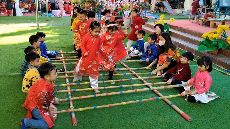 Các cháu Trường mầm non Thúy Sơn (thành phố Ninh Bình) vui chơi trong Lễ hội mùa xuân năm 2023 do nhà trường tổ chức. (Ảnh: THU THỦY)