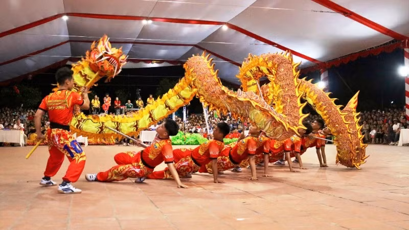 Một tiết mục múa rồng trong tối khai mạc giải.