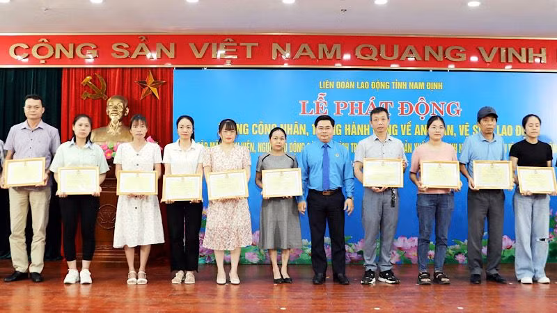 Tuyên dương, khen thưởng doanh nghiệp, công nhân lao động có thành tích tiêu biểu trong năm 2023 tại lễ phát động.