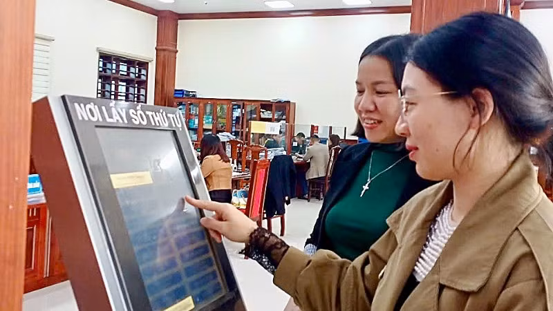 Người dân thực hiện thủ tục hành chính tại Trung tâm Phục vụ hành chính công, xúc tiến đầu tư và hỗ trợ doanh nghiệp tỉnh Nam Định. (Ảnh tư liệu: KHÁNH DŨNG)