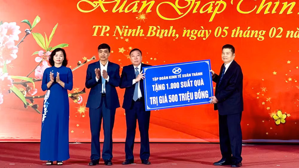 Doanh nghiệp đồng hành cùng các cấp ủy, chính quyền, các tổ chức chính trị-xã hội trong công tác bảo đảm an sinh xã hội tại địa phương. (Ảnh: YẾN TRINH) Doanh nghiệp đồng hành cùng các cấp ủy, chính quyền, các tổ chức chính trị-xã hội trong công tác bảo đảm an sinh xã hội tại địa phương. (Ảnh: YẾN TRINH)
