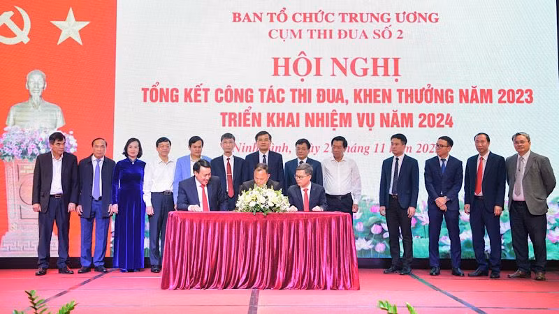 Lãnh đạo Ban Tổ chức các tỉnh ủy, thành ủy thuộc Cụm thi đua số 2, Ban Tổ chức Trung ương ký giao ước thi đua năm 2024. (Ảnh: TRƯỜNG GIANG) Lãnh đạo Ban Tổ chức các tỉnh ủy, thành ủy thuộc Cụm thi đua số 2, Ban Tổ chức Trung ương ký giao ước thi đua năm 2024. (Ảnh: TRƯỜNG GIANG)