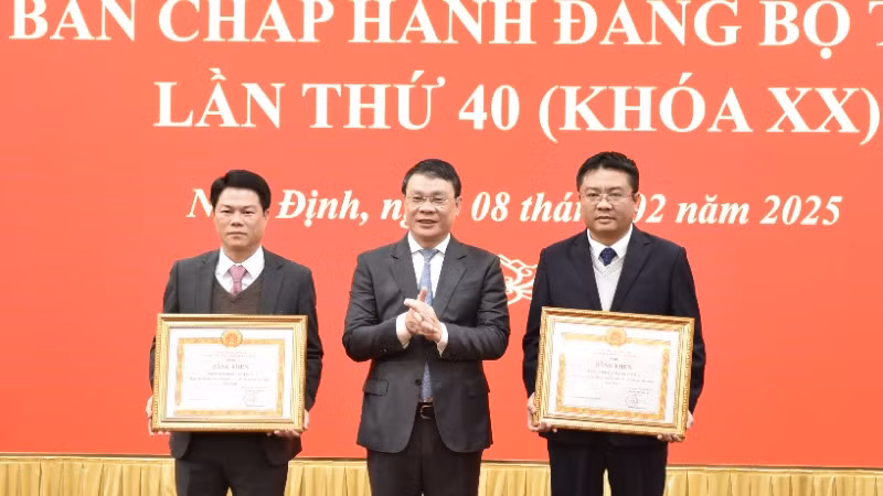 Đảng bộ huyện Giao Thủy và Đảng bộ Công an tỉnh Nam Định nhận Bằng khen của Ban chấp hành Đảng bộ tỉnh đạt tiêu chuẩn "Hoàn thành xuất sắc nhiệm vụ" tiêu biểu năm 2024.