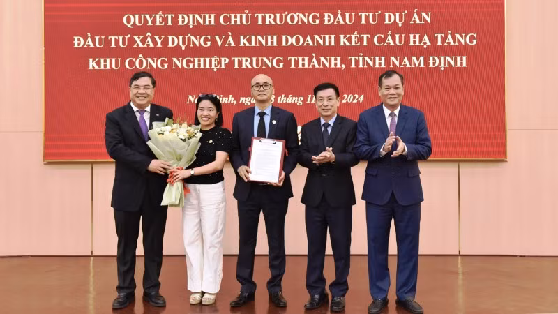 Các đồng chí lãnh đạo tỉnh Nam Định trao Quyết định chủ trương đầu tư Dự án cho nhà đầu tư. (Ảnh: XUÂN TRƯỜNG)
