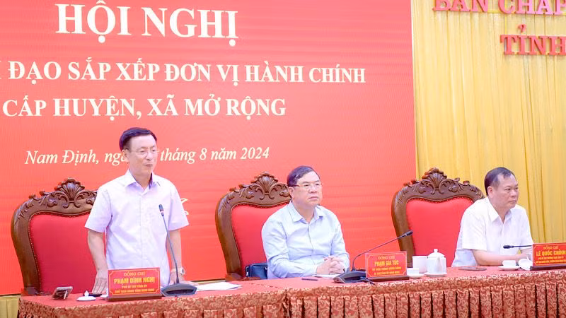 Đồng chí Phạm Đình Nghị, Chủ tịch Ủy ban nhân dân tỉnh Nam Định phát biểu tại hội nghị. Đồng chí Phạm Đình Nghị, Chủ tịch Ủy ban nhân dân tỉnh Nam Định phát biểu tại hội nghị.