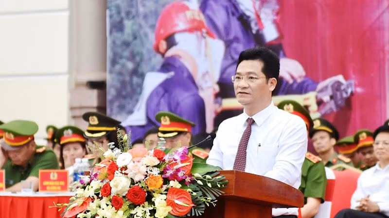 Đồng chí Trần Anh Dũng, Phó Chủ tịch Thường trực Ủy ban nhân dân tỉnh, Trưởng ban chỉ đạo phòng cháy, chữa cháy tỉnh Nam Định phát biểu chào mừng hội thi. Đồng chí Trần Anh Dũng, Phó Chủ tịch Thường trực Ủy ban nhân dân tỉnh, Trưởng ban chỉ đạo phòng cháy, chữa cháy tỉnh Nam Định phát biểu chào mừng hội thi.