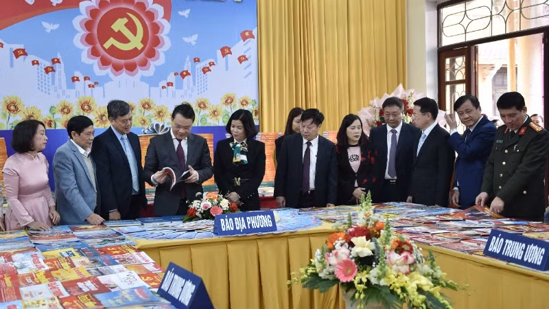 Các đại biểu tham quan trưng bày báo Xuân. Các đại biểu tham quan trưng bày báo Xuân.