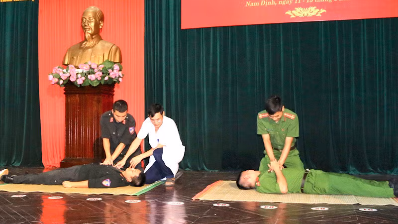 Thực hành sơ cứu người bị nạn. Thực hành sơ cứu người bị nạn.