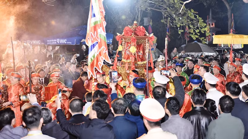 Kiệu ấn được rước từ Đền Cố Trạch sang Đền Thiên Trường, sau đó rước ấn vào nội cung để làm lễ xin Khai ấn. (Ảnh: XUÂN TRƯỜNG)