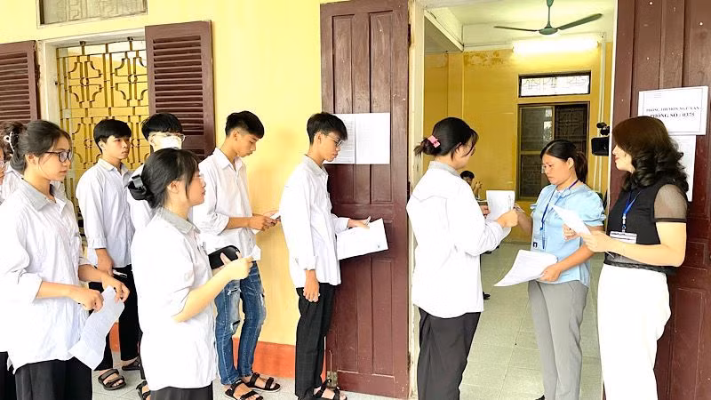 Thí sinh làm thủ tục vào phòng thi tại Hội đồng thi Trường Trung học phổ thông Nam Trực, huyện Nam Trực (Nam Định). 