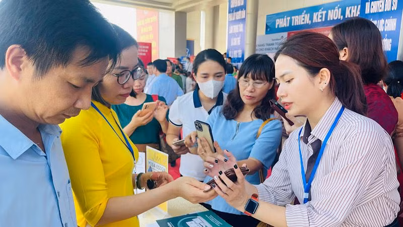 Tìm hiểu, trải nghiệm đăng ký chữ ký số cá nhân. (Ảnh: XUÂN TRƯỜNG)