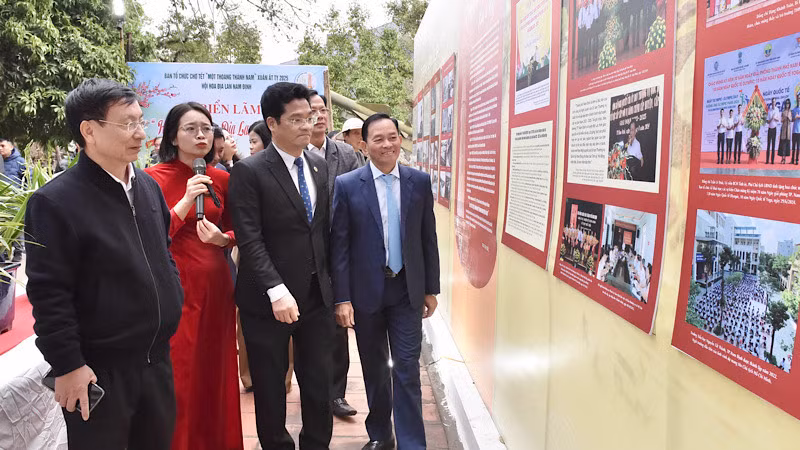Các đại biểu tham quan trưng bày, triển lãm "Một số tư liệu, hình ảnh về Thành Nam xưa và nay". (Ảnh: XUÂN TRƯỜNG) Các đại biểu tham quan trưng bày, triển lãm "Một số tư liệu, hình ảnh về Thành Nam xưa và nay". (Ảnh: XUÂN TRƯỜNG)