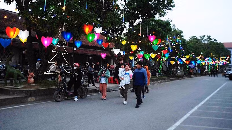 Không khí Giáng sinh ấm áp tràn ngập khắp mọi nẻo đường ở Kim Sơn, Ninh Bình. (Ảnh: VŨ ĐỨC PHƯƠNG) Không khí Giáng sinh ấm áp tràn ngập khắp mọi nẻo đường ở Kim Sơn, Ninh Bình. (Ảnh: VŨ ĐỨC PHƯƠNG)