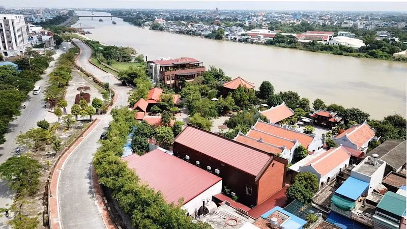 Khu sinh thái Lưu Gia Trang nằm bên ngoài đê sông Đào, thuộc địa bàn phường Năng Tĩnh, thành phố Nam Định (tỉnh Nam Định).