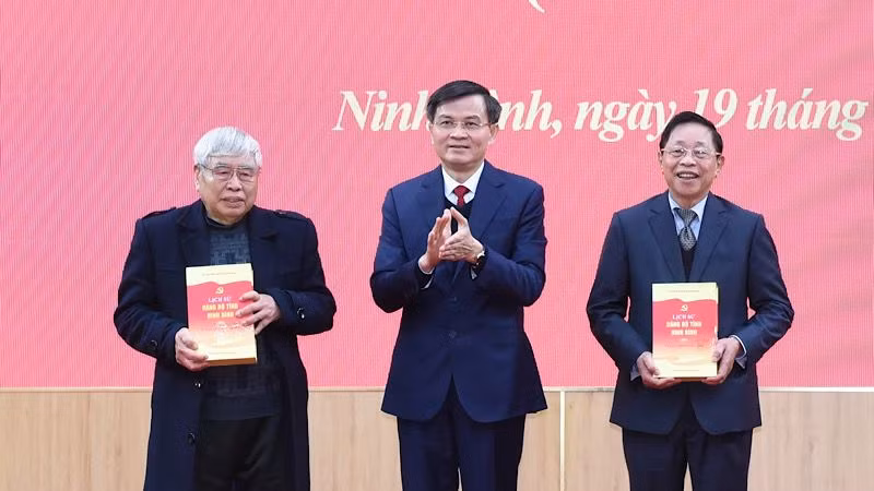 Đồng chí Đoàn Minh Huấn, Ủy viên Trung ương Đảng, Bí thư Tỉnh ủy Ninh Bình trao tặng bộ sách cho các đồng chí nguyên là lãnh đạo tỉnh Ninh Bình. (Ảnh: XUÂN TRƯỜNG) Đồng chí Đoàn Minh Huấn, Ủy viên Trung ương Đảng, Bí thư Tỉnh ủy Ninh Bình trao tặng bộ sách cho các đồng chí nguyên là lãnh đạo tỉnh Ninh Bình. (Ảnh: XUÂN TRƯỜNG)