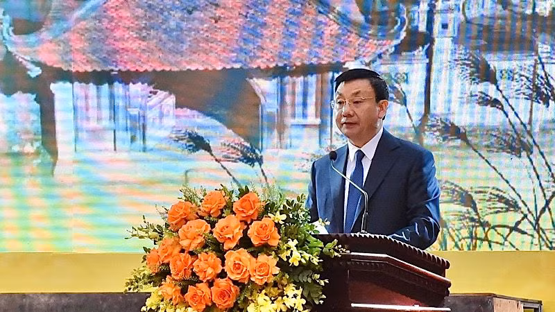 Bí thư Huyện ủy, Chủ tịch Hội đồng nhân dân huyện Gia Viễn Hoàng Mạnh Hùng phát biểu tại lễ kỷ niệm. (Ảnh: XUÂN TRƯỜNG)