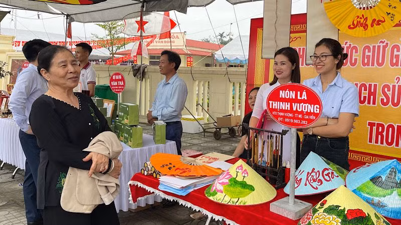Dịp này, các xã thuộc huyện Gia Viễn tổ chức các gian hàng, trưng bày, giới thiệu sản phẩm đặc trưng của quê hương, làm phong phú thêm các hoạt động tại lễ kỷ niệm. (Ảnh: XUÂN TRƯỜNG)