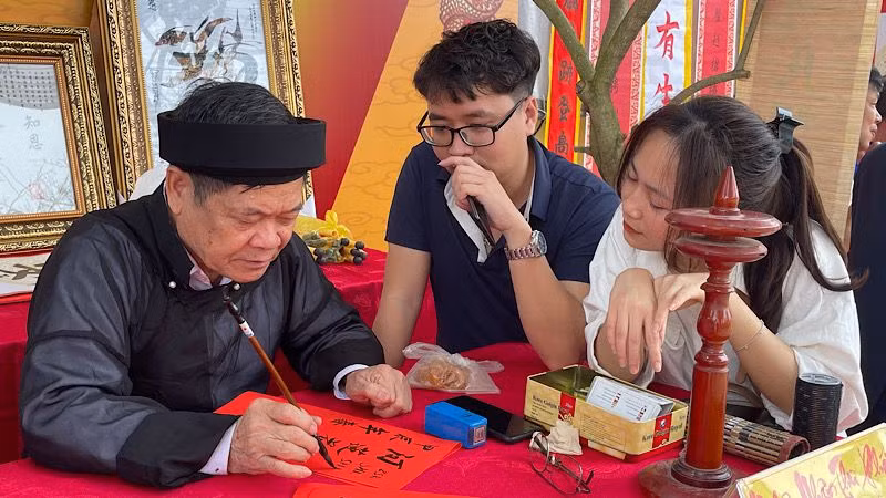 Viết và trưng bày thư pháp tại lễ kỷ niệm-nét đẹp văn hóa truyền thống được thế hệ trẻ quan tâm. (Ảnh: XUÂN TRƯỜNG)