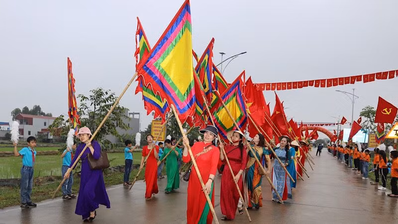 Nhân dân địa phương thực hiện các nghi thức truyền thống trong lễ kỷ niệm. (Ảnh: NGỌC LÊ)