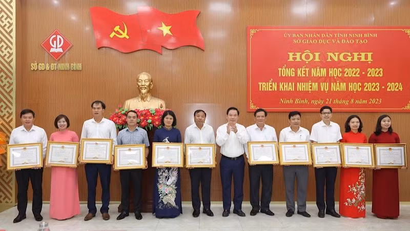 Lãnh đạo tỉnh Ninh Bình khen thưởng các tập thể, cá nhân có thành tích xuất sắc trong năm học 2022-2023. (Ảnh: XUÂN TRƯỜNG)