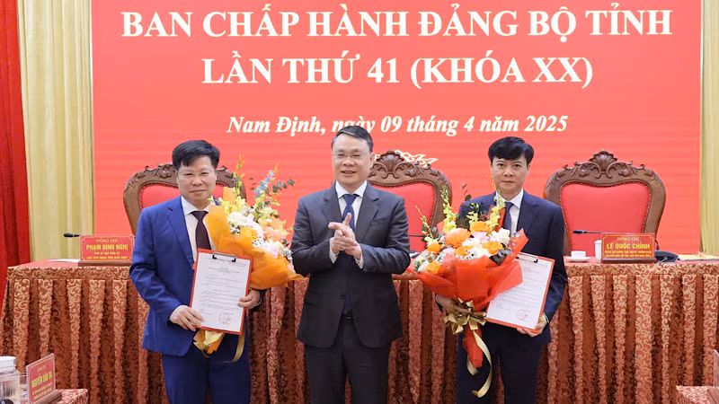 Đồng chí Bí thư Tỉnh ủy Nam Định Đặng Khánh Toàn trao Quyết định của Ban Bí thư Trung ương Đảng về việc chỉ định hai Giám đốc Sở tham gia Ban Chấp hành Đảng bộ tỉnh Nam Định, nhiệm kỳ 2020-2025.