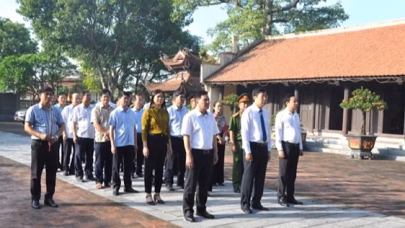 Đoàn đại biểu huyện Kim Sơn dâng hương tưởng nhớ, tri ân công lao của Doanh điền sứ Nguyễn Công Trứ và các bậc tiền nhân đã có công xây dựng nên huyện Kim Sơn. Đoàn đại biểu huyện Kim Sơn dâng hương tưởng nhớ, tri ân công lao của Doanh điền sứ Nguyễn Công Trứ và các bậc tiền nhân đã có công xây dựng nên huyện Kim Sơn.