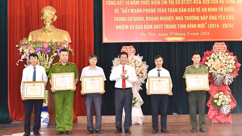 Nhiều tập thể, cá nhân có thành tích tiêu biểu trong phong trào toàn dân bảo vệ an ninh Tổ quốc trong các cơ quan, doanh nghiệp, nhà trường ở tỉnh Nam Định được tuyên dương, khen thưởng.