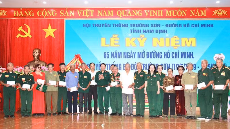 Hội Truyền thống Trường Sơn-Ðường Hồ Chí Minh tỉnh Nam Định trao quà cho các gia đình hội viên, thân nhân liệt sĩ có hoàn cảnh khó khăn.