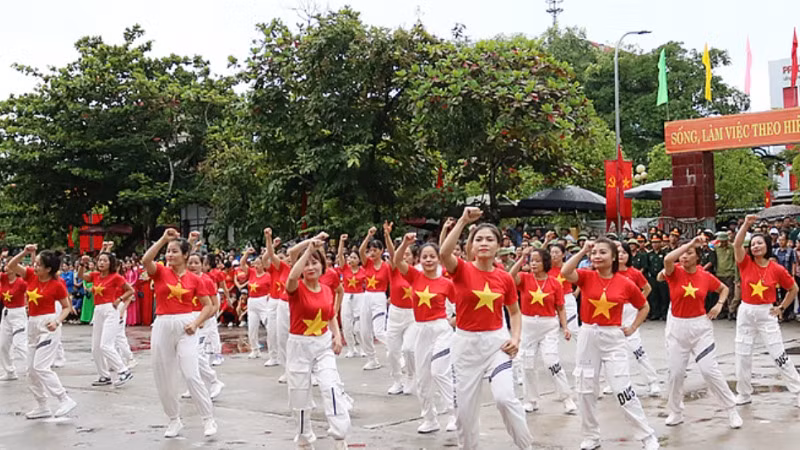 Đồng diễn dân vũ tại Trung tâm Văn hóa, Thông tin và Thể thao huyện Trực Ninh (Nam Định).