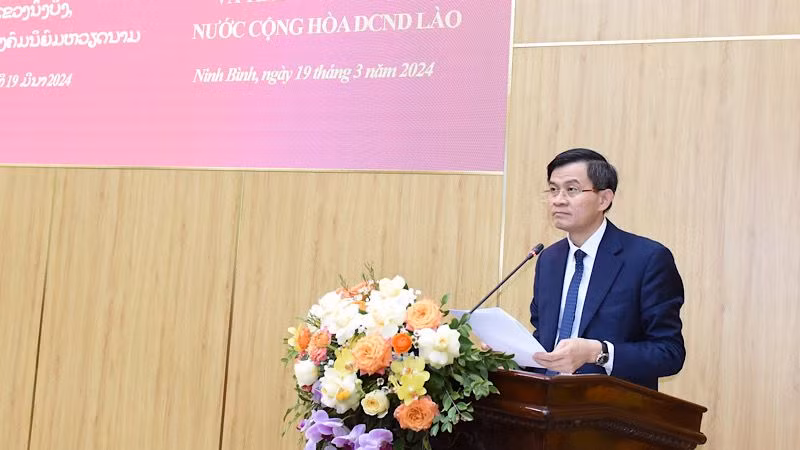 Đồng chí Đoàn Minh Huấn, Ủy viên Trung ương Đảng, Bí thư Tỉnh ủy Ninh Bình phát biểu chào mừng Đoàn đại biểu cấp cao tỉnh Oudomxay. (Ảnh: XUÂN TRƯỜNG)